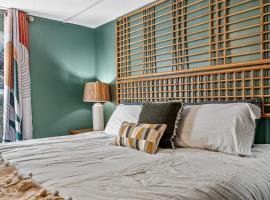 Chic Cypress View Cabin Wkayaks & Canoes, hotel v destinaci Karnack