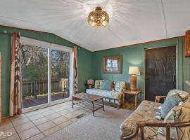 Chic Cypress Cabin wKayaks & Canoes, hotelli kohteessa Karnack