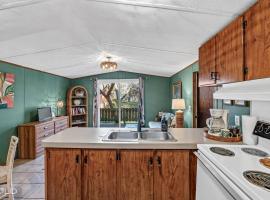 Chic Cypress Cabin Private Dock Access, Kayaks, hotel i Karnack