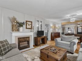 Grand Harbor Lakefront Kayaks, Canoes & Views, hotel i Karnack