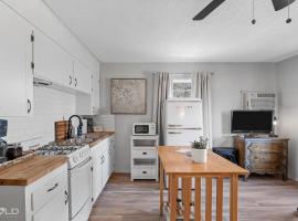 Lakefront Southern Pearl with Kayaks & Canoes, hotelli kohteessa Karnack