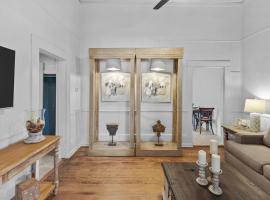 Charming Ivy Street House With Porch Swing, hotel a Mooringsport