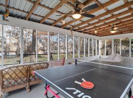 Lakefront Cabin with Private Lake Access: Karnack şehrinde bir otel