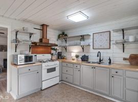 Please read our Great Reviews, Waterfront Cabin, hotel i Karnack