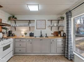 Lakefront Cabin with Private Lake Access, готель у місті Karnack