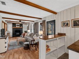 Cozy Modern Cabin Wrv Site, Kayaks & Canoes, hotel v destinaci Karnack