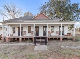 Southern Magnolia House With Porch Swing, hotel a Mooringsport
