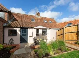 Fayette sleeps 4, 2 bedrooms, cute garden