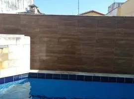 Casa em Itanhaém com 2 quartos garagem p 2 carros, churrasqueira, piscina 200 m da praia