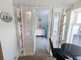 Harbour Steps - Torquay Luxury Apartment - Balcony, Free Parking, Netflix & WiFi