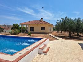 Villa cerca de Valencia con piscina junto a la montaña, hotel en Villamarchante (Vilamarxant)