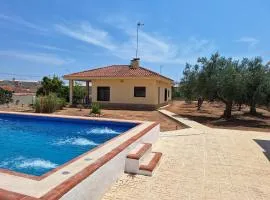 Villa cerca de Valencia con piscina junto a la montaña
