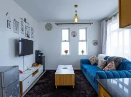 Serene Retreat 2 Bedroom with Pool, Netflix Fast Wifi and Gym