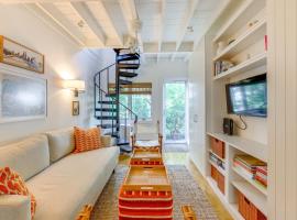 Steps to Commercial St! Lofted Provincetown Gem, condominio en Provincetown
