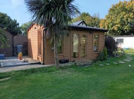 Adventure Cabin Retreat 'The CabAnne' No Shower, vila v destinaci Dublin