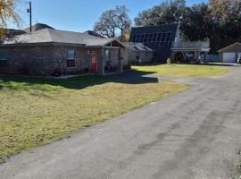 Adorable 2-bedroom guesthouse with patio, hotel v destinaci Weatherford