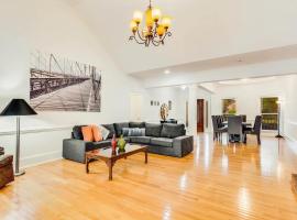 Atlanta 5BR Luxe Pool Retreat,Sleeps 12, hotel din Conyers