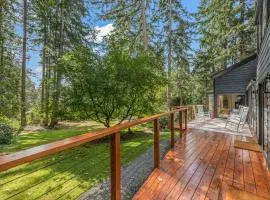 Modern Forest Retreat: Dog Friendly Scenic Views