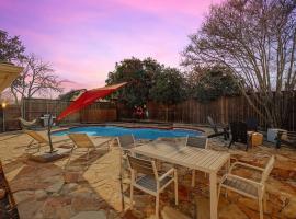 Amazing Big Home - Cinema Room Pool and Jacuzzi, hotel in Plano