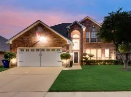 Modern and Luxury DFW Mansion with Backyard Oasis
