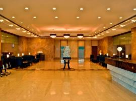 Red Fox Hotel Bhiwadi، فندق مع موقف سيارات في Bhiwadi