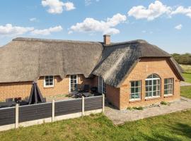 Luxury Retreat with Pool, hotel v destinaci Ulfborg