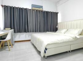 สิริธิราเพลส Sirithira Place、Ban Nong Waengの駐車場付きホテル