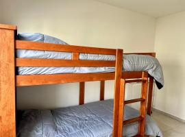 Habitación privada con litera, hotel di Miranda