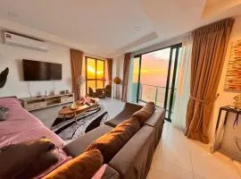 24'HR CHECK IN H'FLOOR SARADISE MERRITON RESIDENCY KUCHING LUXURY BALCONY FACING AIRPORT 3R2B-2Cpark、クチンのコンドミニアム