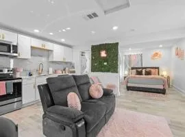 Luxury Pink Suite in Downtown
