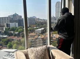 Spacious 2BR APT Near Sandton City -No Loadshedding, khách sạn ở Johannesburg
