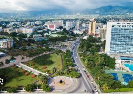 New Kingston central location gated, hotel a Kingston