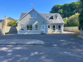 The Bungalow 5 Bedrooms, hotell i Killybegs