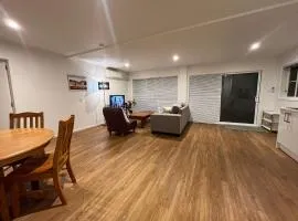 Stylish Modern Flat with Parking Near Station