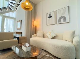 Oasis Grove Stylish 2BR Retreat - Modern Stay in Masdar City Near Masdar Park, hotel en Abu Dabi