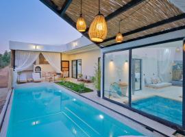 The FREYA Isıtmalı iç ve bahçe havuz balayı villası muhafazakar villa korunaklı villa, ξενοδοχείο σε Yakabağ