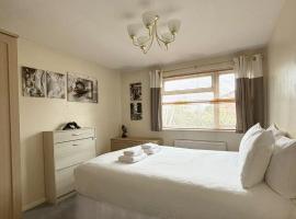 Spacious House Near Cambridge - Free Parking & Garden - Cambridge Homehost, hotel in Cambridge