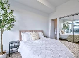 Cityscape Oasis with Private Patio and Parking, hotel en Toronto