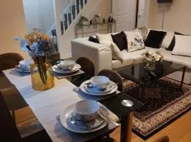 Warrington - House - Sleeps 10 - Parking - Garden