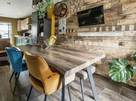 Modern home in the Hull Marina