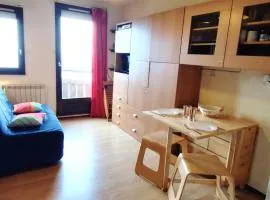 Studio rénové au pied des pistes avec balcon - FR-1-771-49