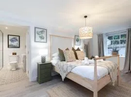Beautiful 2-Bed 2 Bath Regency Flat with Parking