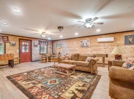 North Georgia Mtn Escape w/ Hot Tub & Games!, hotel di Sautee Nacoochee