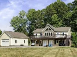 5 bedroom, Lakeside Family Getaway with Playground