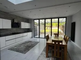 Luxury 5 bedroom house with Private car park in London