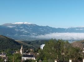 Vue panoramique - Confortable - Piscine - Randonnées - Skis, hotel in Font Romeu Odeillo Via