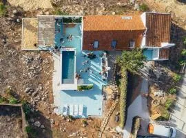 Nature Retreat with Heated Pool Hot Tub BBQ and Amazing Views