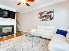 3 Mi to Avalon Townhome with Balcony in Alpharetta!