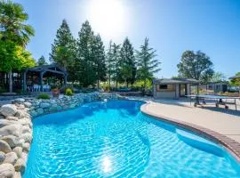 Casteel - 4,500 sq-ft retreat with a pool and hot tub in the middle of wine country!