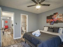 The Rosewood Townhouse - 10 mins to horse park!: Conyers şehrinde bir otel